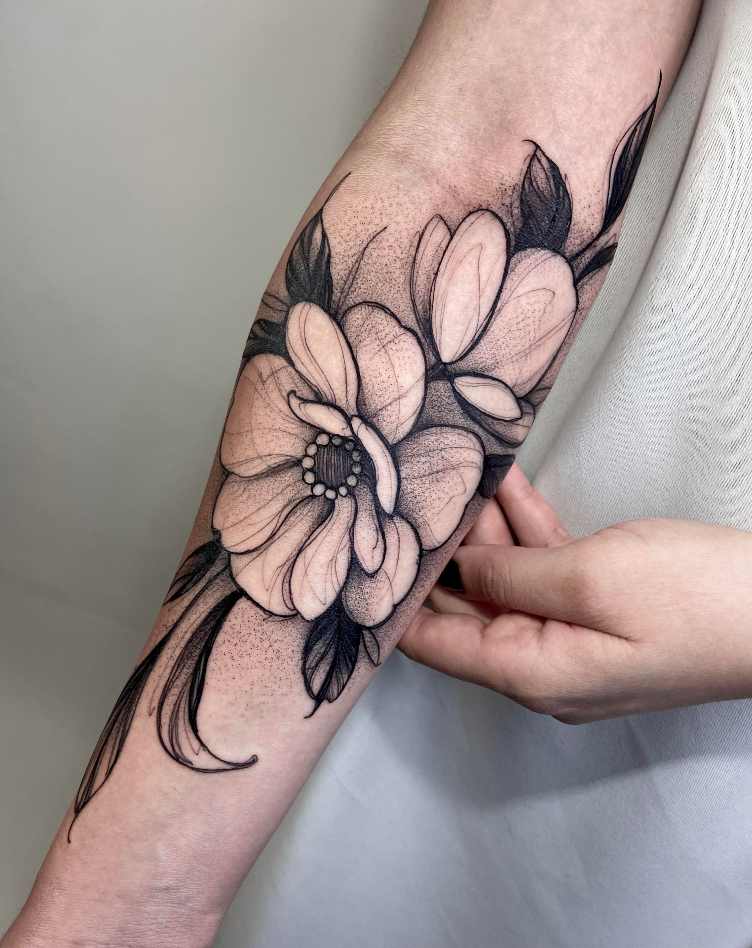 Tatuagem floral em rastelado no antebraço