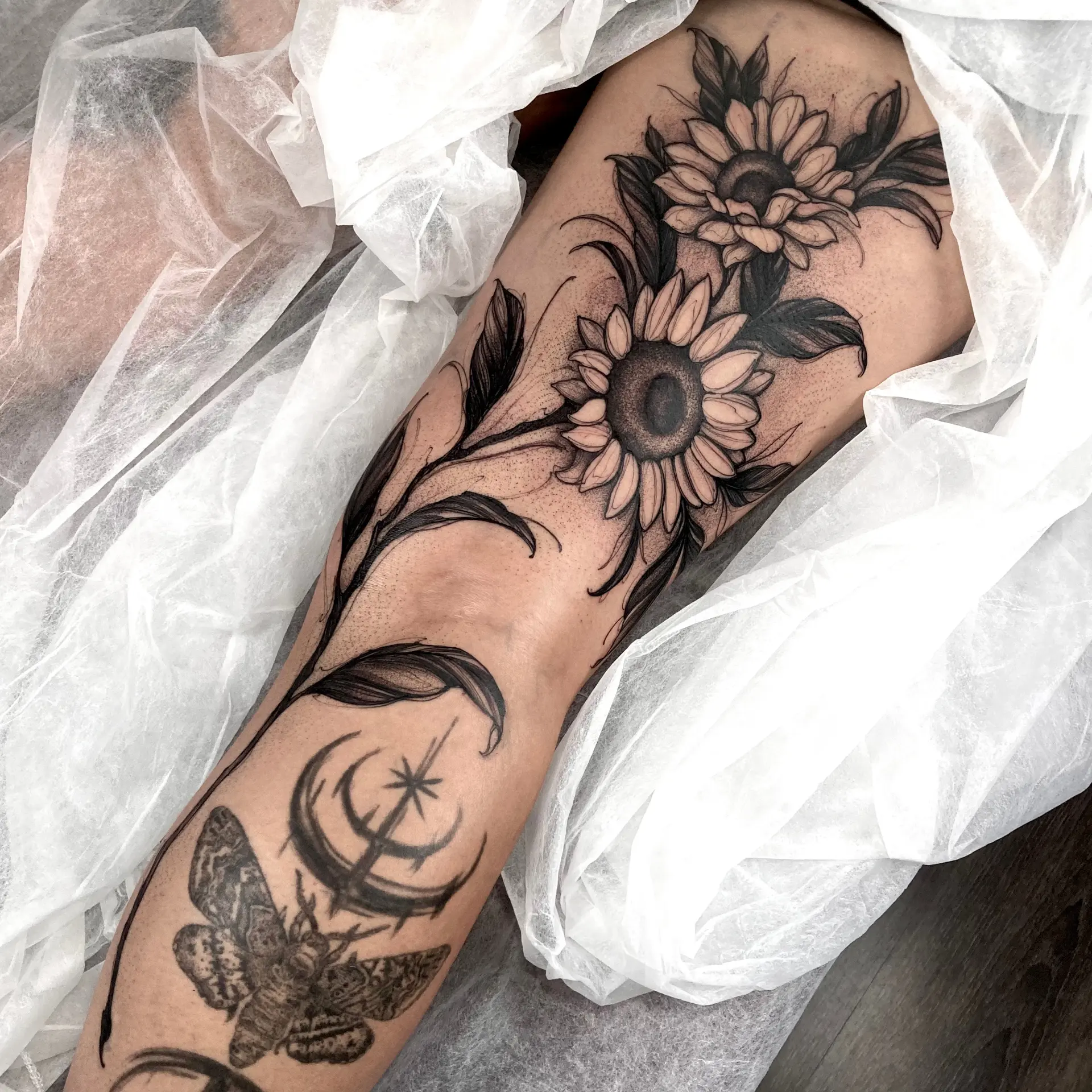 Tatuagem floral em rastelado na perna